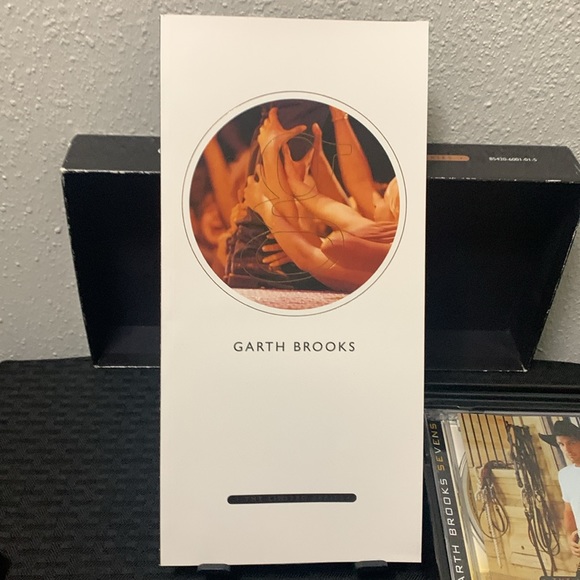 GARTH BROOKS THE LIMITED SERIES, 5 CD + 1 DVD,  EUC BOX SET - Picture 4 of 11